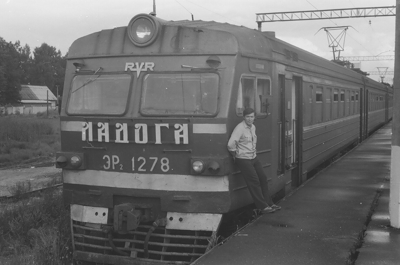 Электричка ладожское озеро. Электропоезд Выборг СССР. Электричка Ладога. Электричка в Белоострове СССР. На электричке в Выборг СССР.